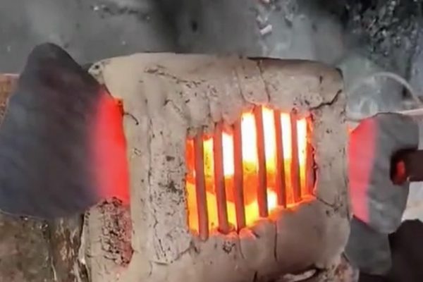 高频加热机对4毫米柴刀加热锻打