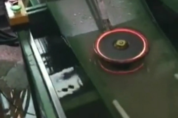 高频淬火机床,齿轮淬火配合传送带水槽,加工效率提高适合批量