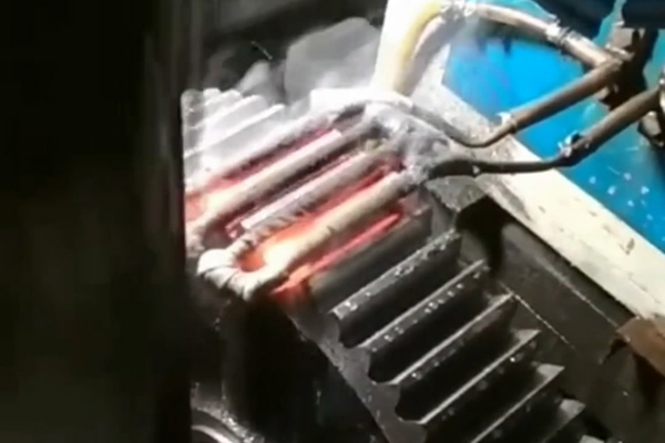 高频加热机对大尺寸齿轮旋转单齿或几个齿加热淬火