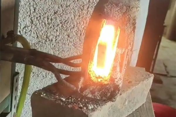 现在打铁都用感应加热设备了,速度快安全无明火