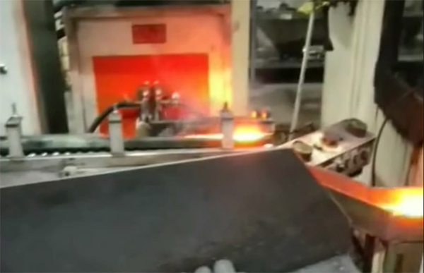 自动送料到中频感应加热机加热后上冲床红冲锻打