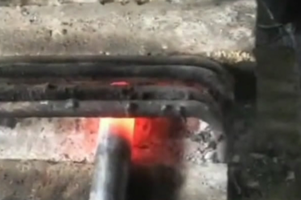 高频感应加热设备加热速度快几秒钟烧红铁棒