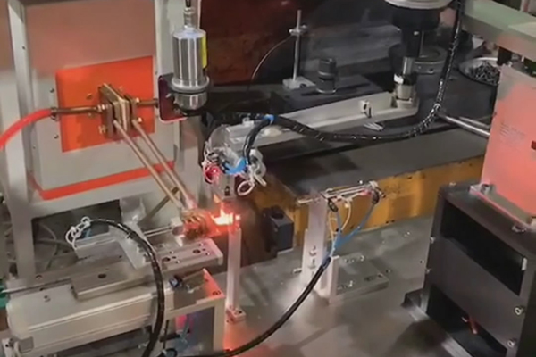 搭配机械手臂实现自动化操作的超高频感应加热设备