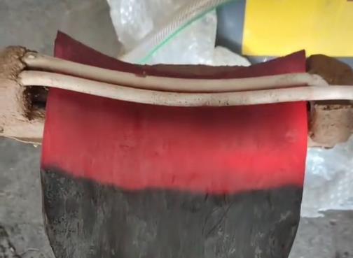 高频加热设备对农具锄头加热-后续可以淬火和锻打