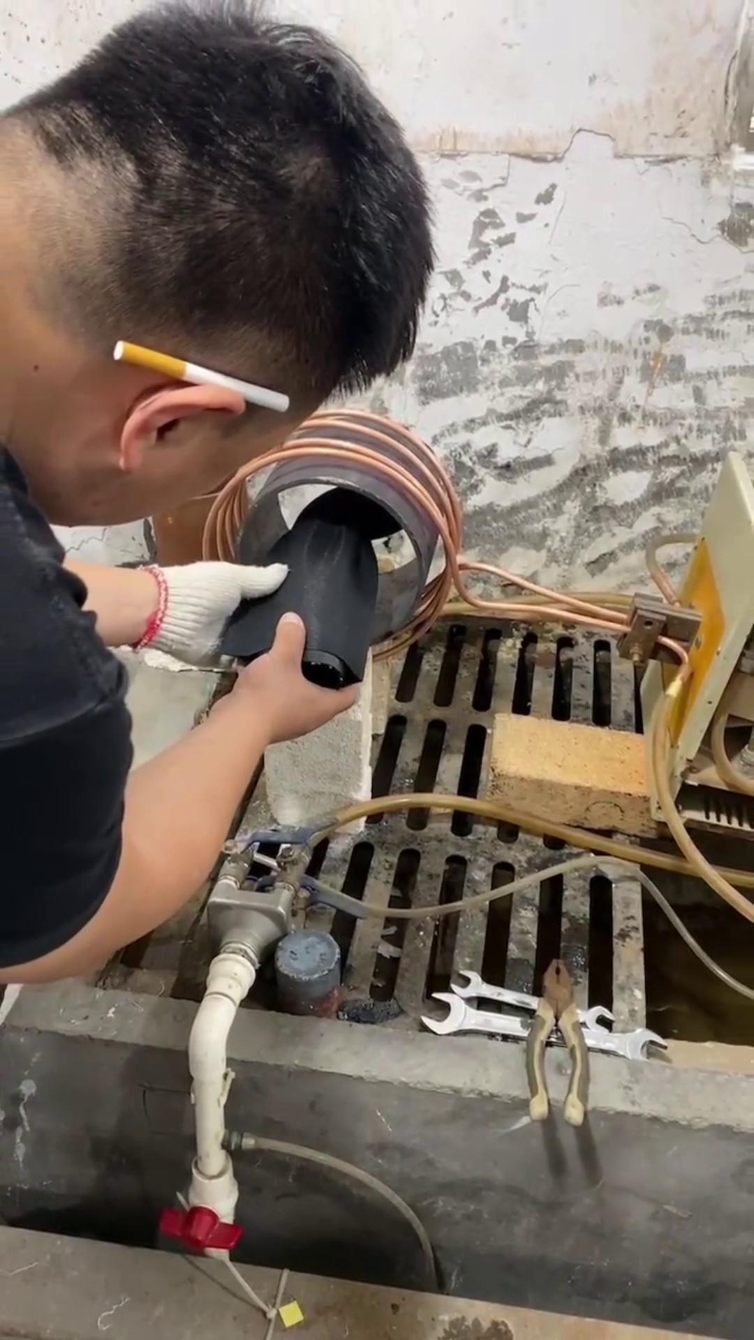 一种热配合工艺用高频机加热主要是加热让塑料热缩小紧套工件