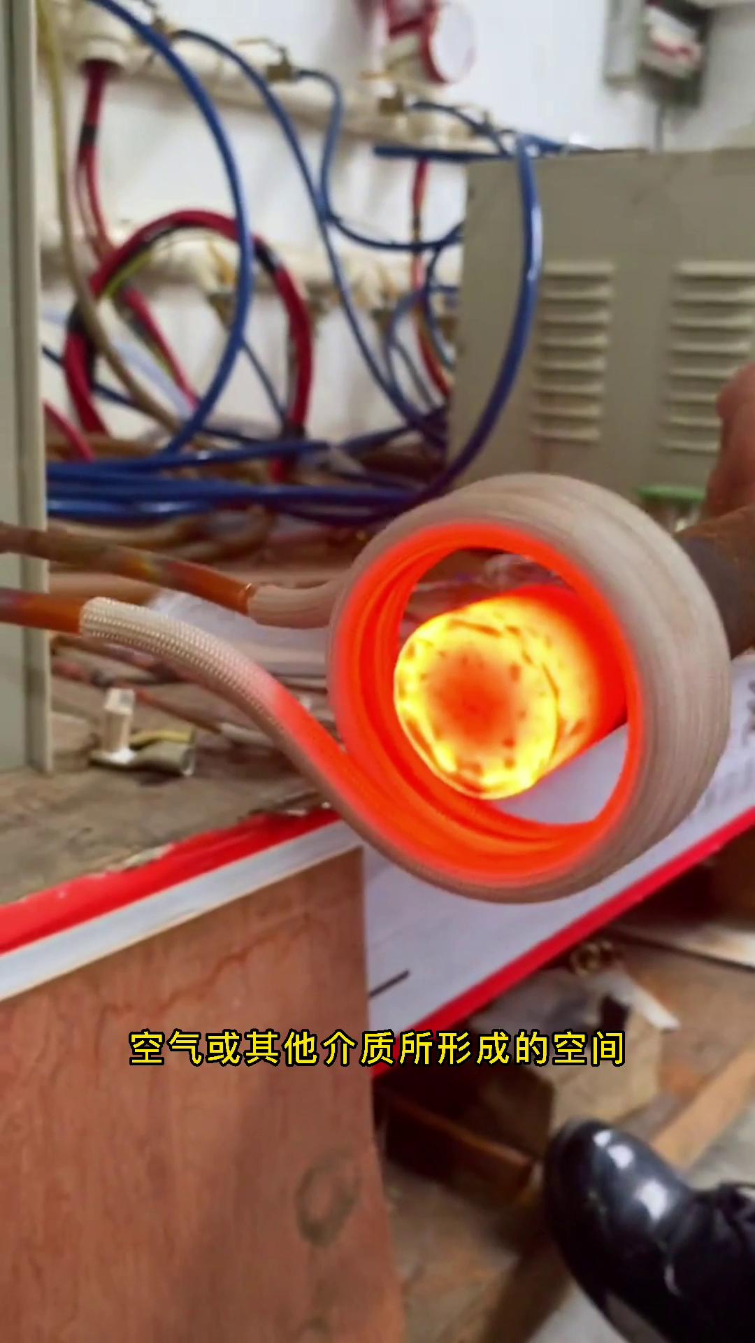 注意看,一眨眼的功夫,这条铁棒就已经被高频加热机烧的通红了