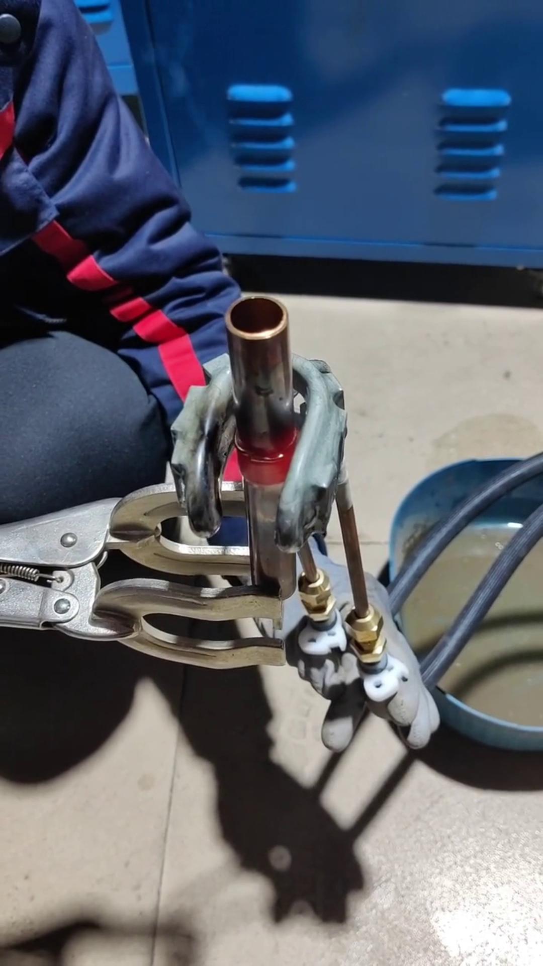 手持式高频机铜管钎焊,效率提成效果更好-高频感应加热设备