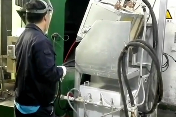 �㵹ʽ����¯���и�Ƶ��Ӧ�����豸