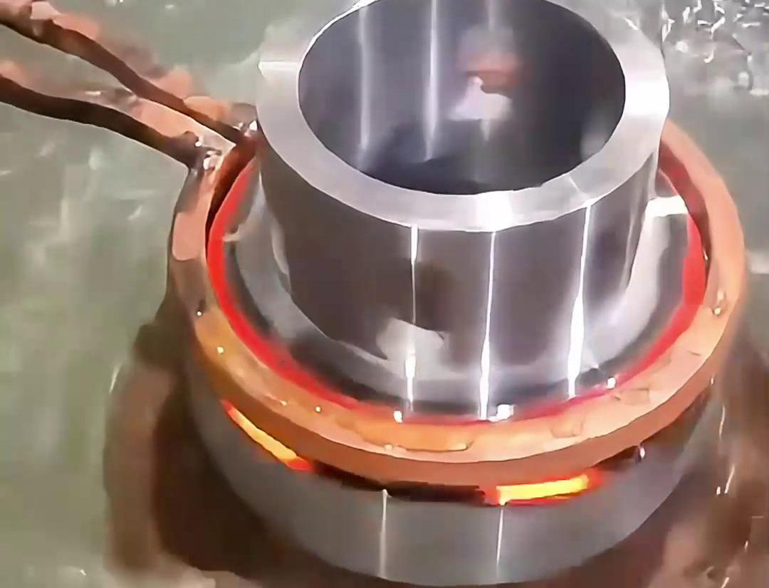 齿轮淬火是一种热处理工艺，超音频淬火设备是执行这种工艺的一种常见设备