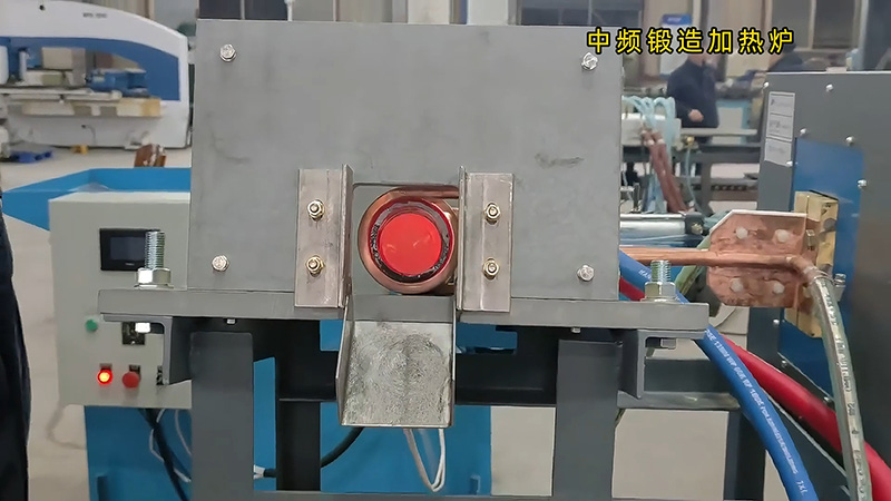中频锻造加热炉配置自动化控制系统和送料机，确实是一种高效、精准的热处理设备。