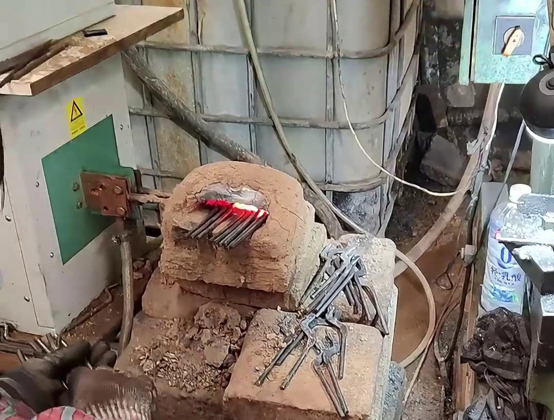 ​钳子圆钢毛坯料使用超高频感应加热设备进行加热冲压锻打