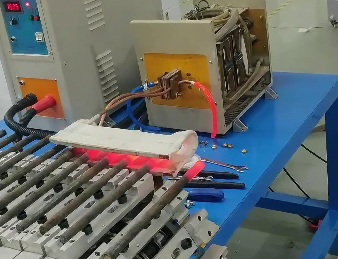 ​高频加热设备配合简易输送链对棒料端头进行局部加热热处理