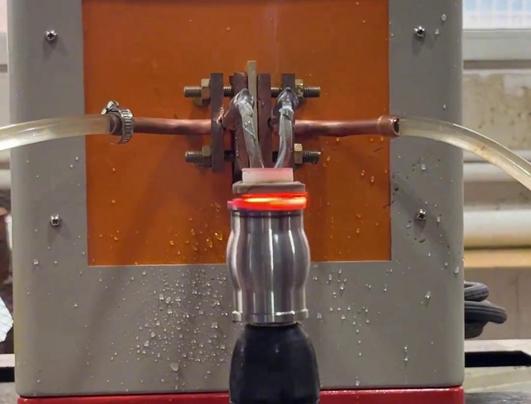 超蓝鲸体育直播间
对某产品平面旋转淬火测试是确保产品质量和生产效率的重要环节