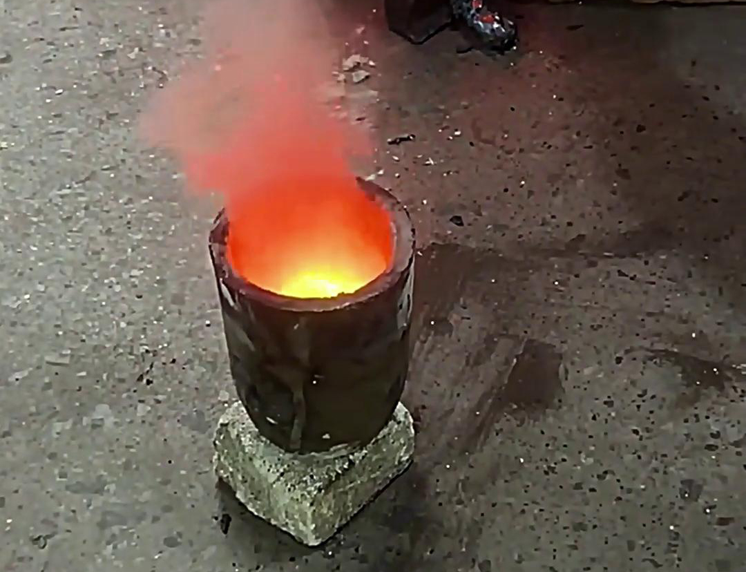 海拓中高频感应加热熔炼炉，小型金属加工工厂的得力伙伴