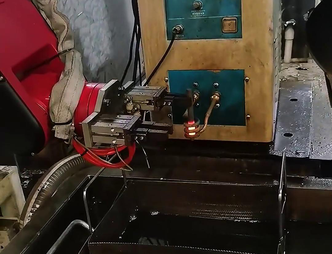 高频淬火机与机械手：开启小棒料自动化淬火热处理新篇