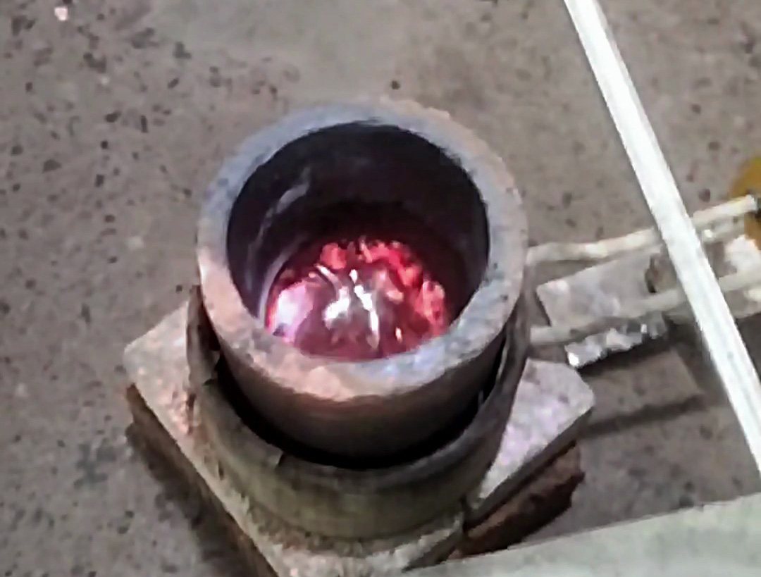 小型中频熔铝炉：红外温控精准控温，700℃恒温熔铝解决方案