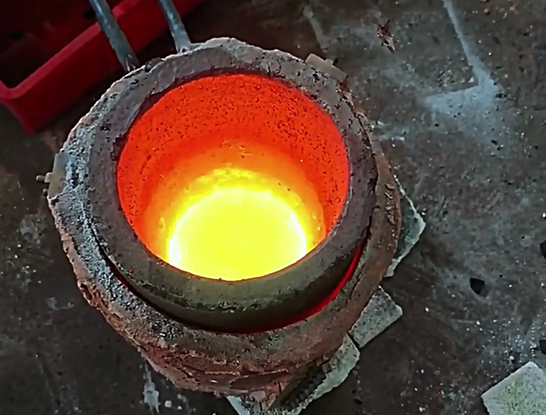 海拓熔炼炉铁金属熔炼实测：220V/380V 机型覆盖小批量熔铁需求