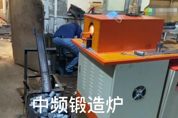 全自动中频锻造炉：金属棒料加热的智能化解决方案