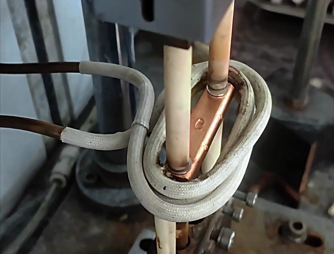 银触点半自动化高频焊接设备：人工辅助与自动焊接的高效结合