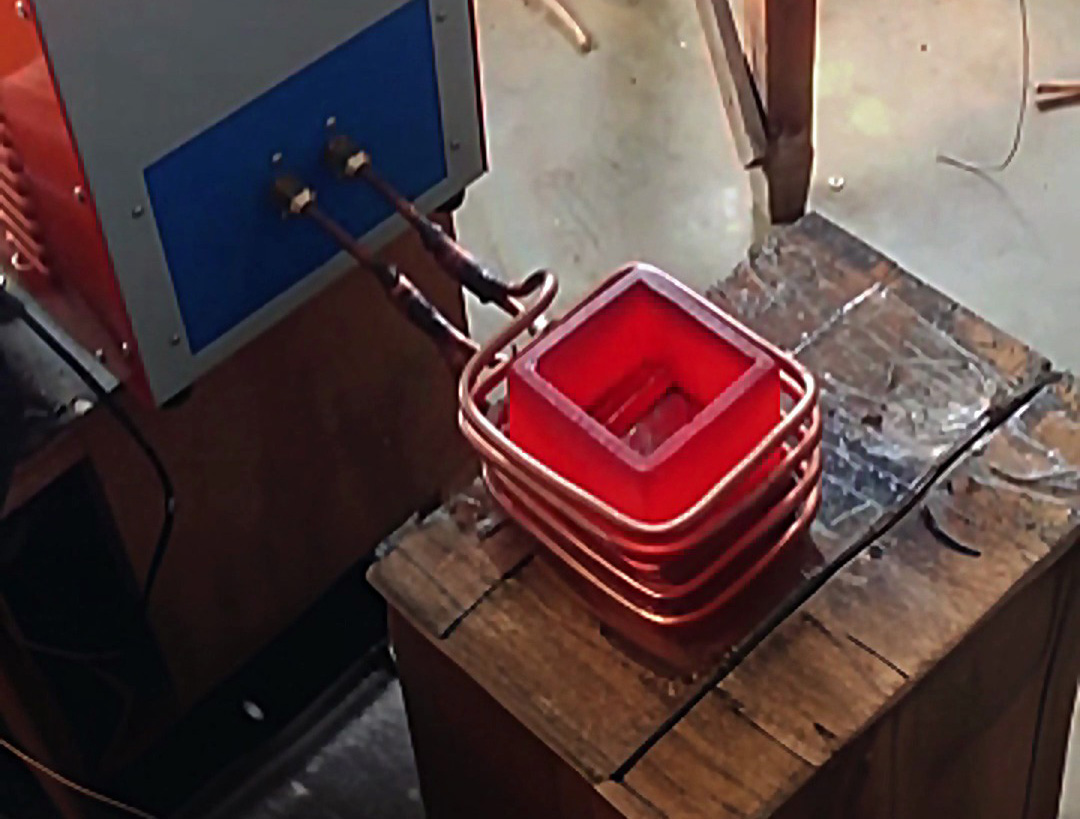 海拓小型熔炼炉：不止圆形坩埚，定制不规则坩埚轻松实现 —— 方形坩埚熔锡工艺演示