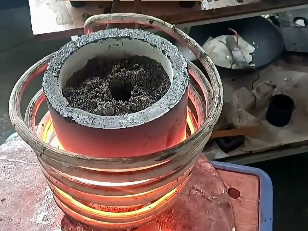 海拓高频熔炼炉矿石熔炼实测：金属含量达标即可提炼，原矿筛选后轻松分离！