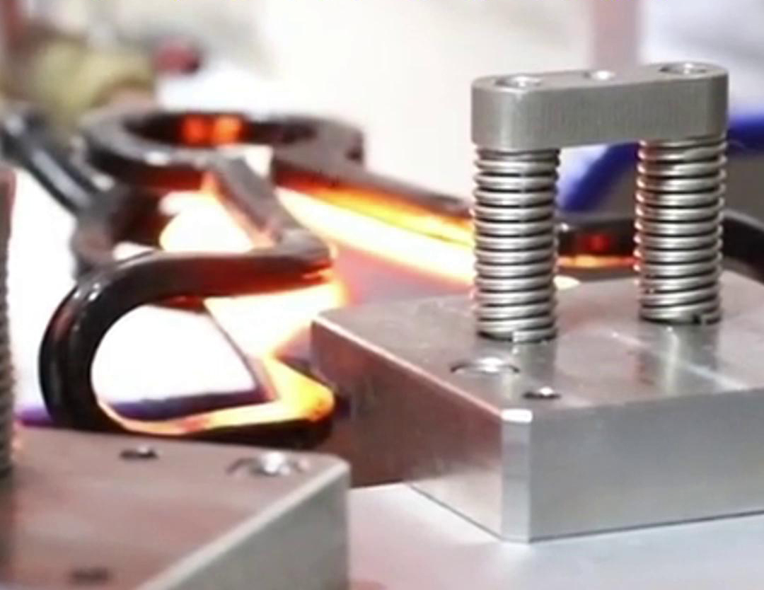 多功能淬火回火一体式自动化感应加热设备是一种高效、节能、环保的加热设备