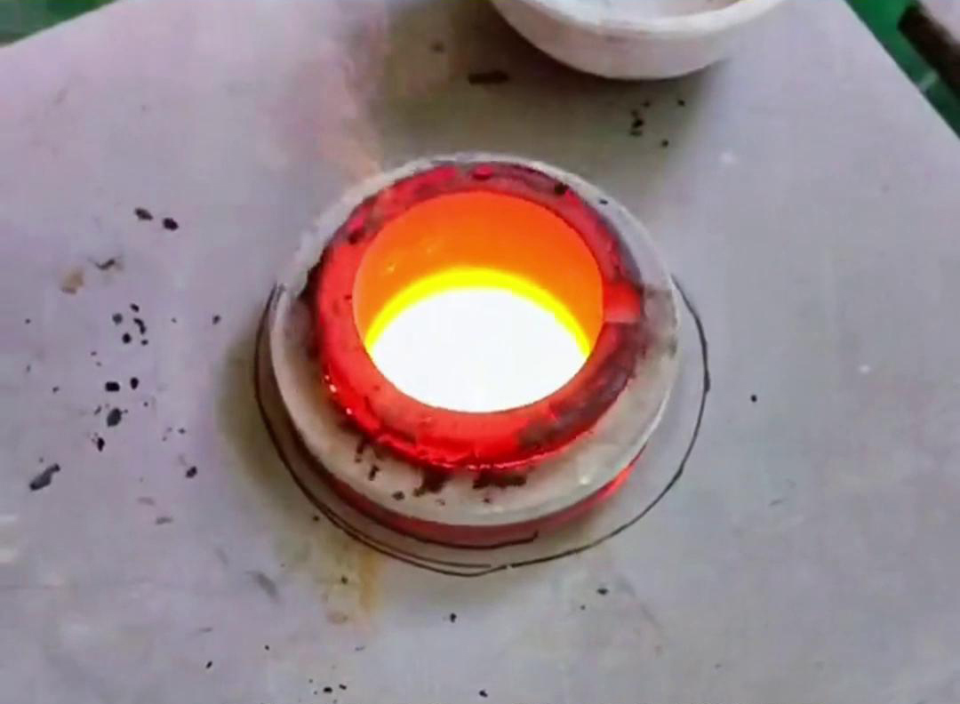 旋转式电磁搅拌熔炼炉是一种特殊的熔炼设备