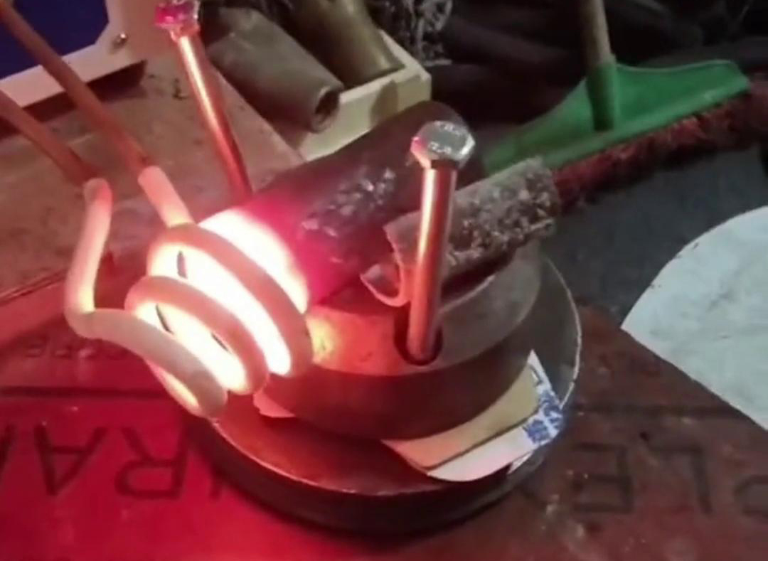 高频感应加热设备加热到1000度,钨钢自然掉落