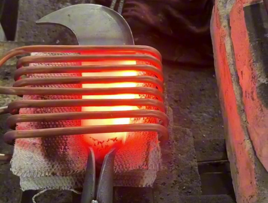 使用蓝鲸体育高清直播官网入口
对4毫米柴刀进行加热锻打是一种有效的金属加工工艺