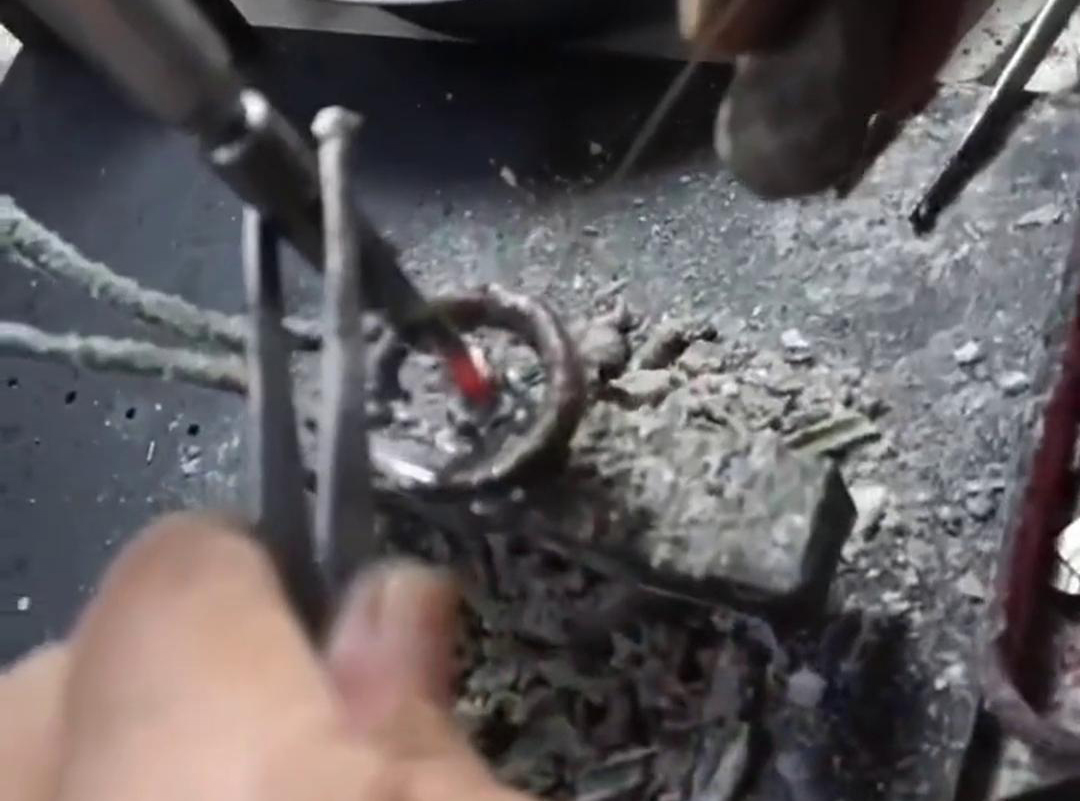 钻头钨钢合金焊接，采用高频15KW焊接设备