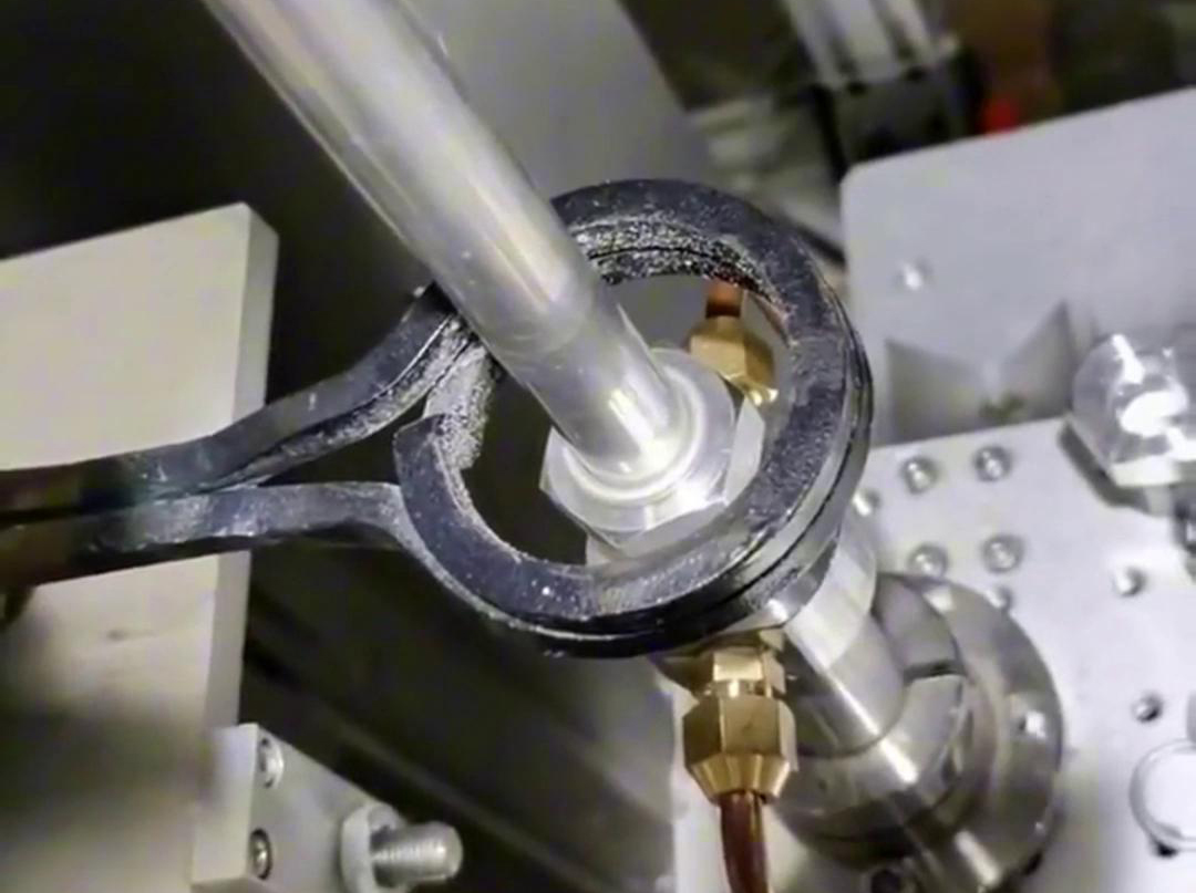 铝管焊接，焊料是焊接成功的保证，它可以用高频焊机来实现钎焊