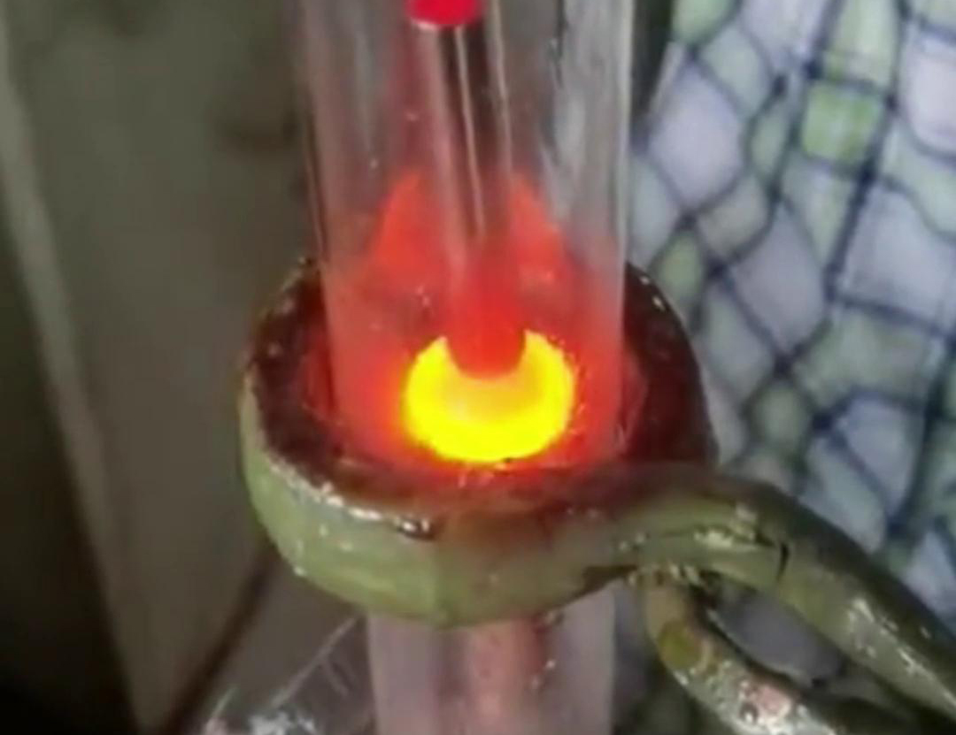 通过手持式蓝鲸体育高清直播官网入口
在氮气保护下焊接铜管，可以获得高质量的焊缝，提高产品的性能和可靠性