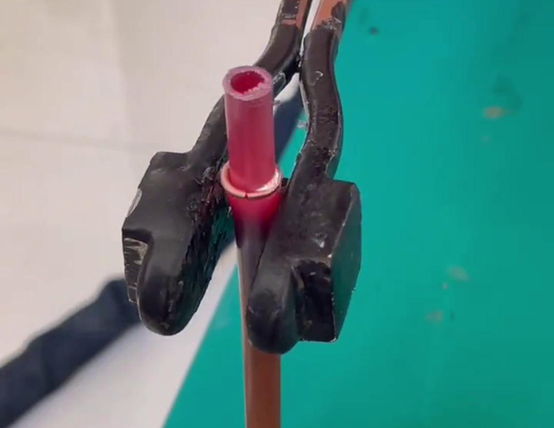 散热器铜管对接焊用手持式高频机，只要三秒就可以焊接完成，看一看效果如何