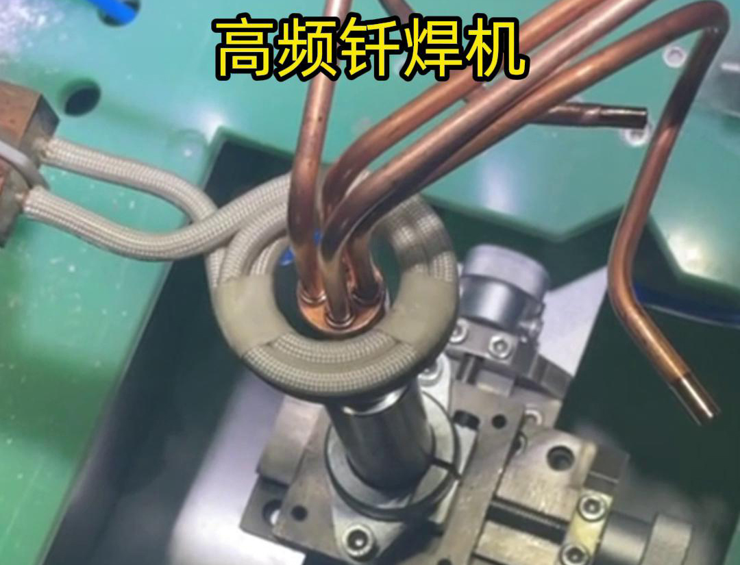 在双工位自动感应钎焊设备中，每个工位都配备了独立的感应加热系统和钎焊工具，确保两个工位可以同时进行焊接作业