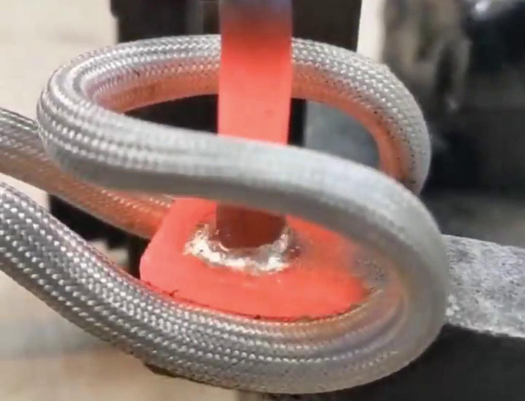 手持式高频焊接机是一种便携式的焊接设备,适用于多种材料的焊接,包括不锈钢、铜、铝