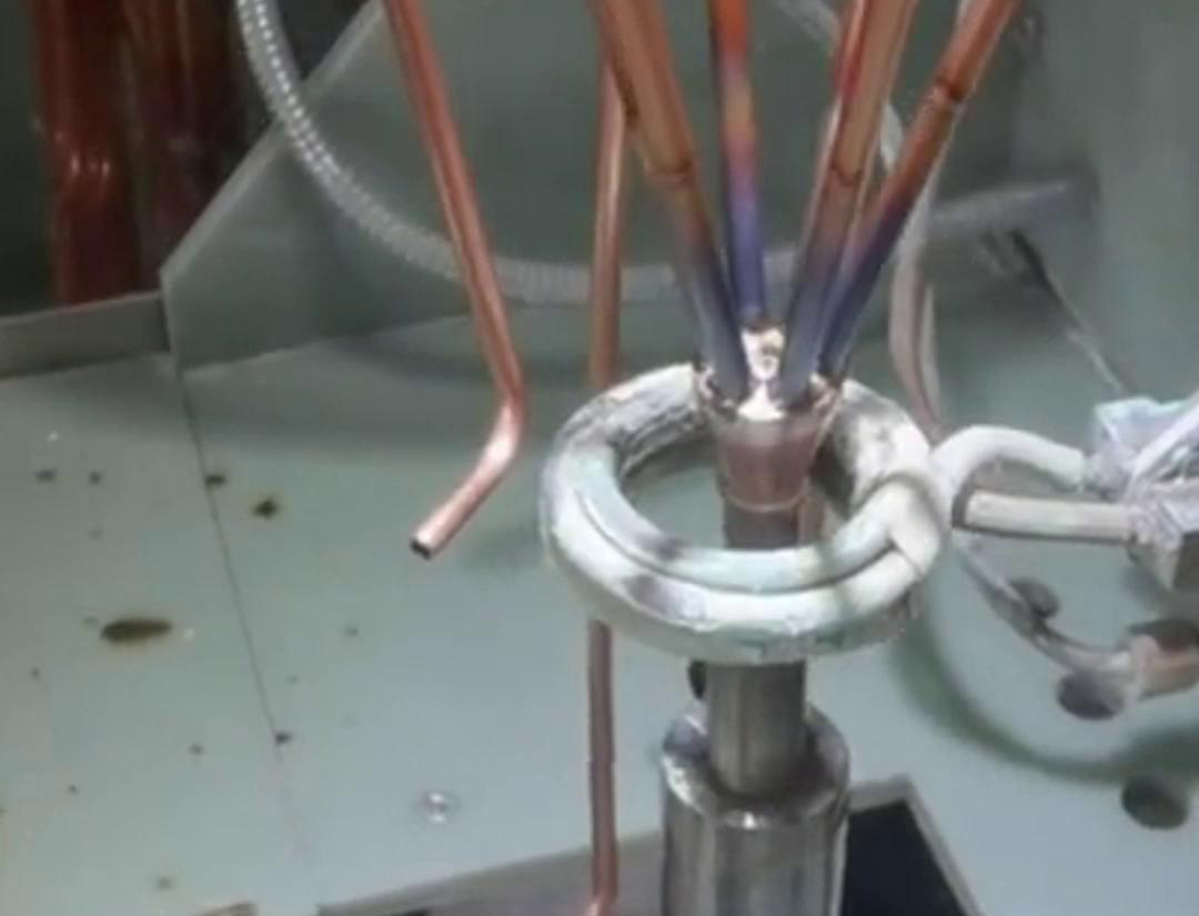 高频焊机在焊接铜管时,需要特别关注焊接参数的选择、焊接过程的控制以及焊接后的处理,以确保焊接质量和铜管的性能