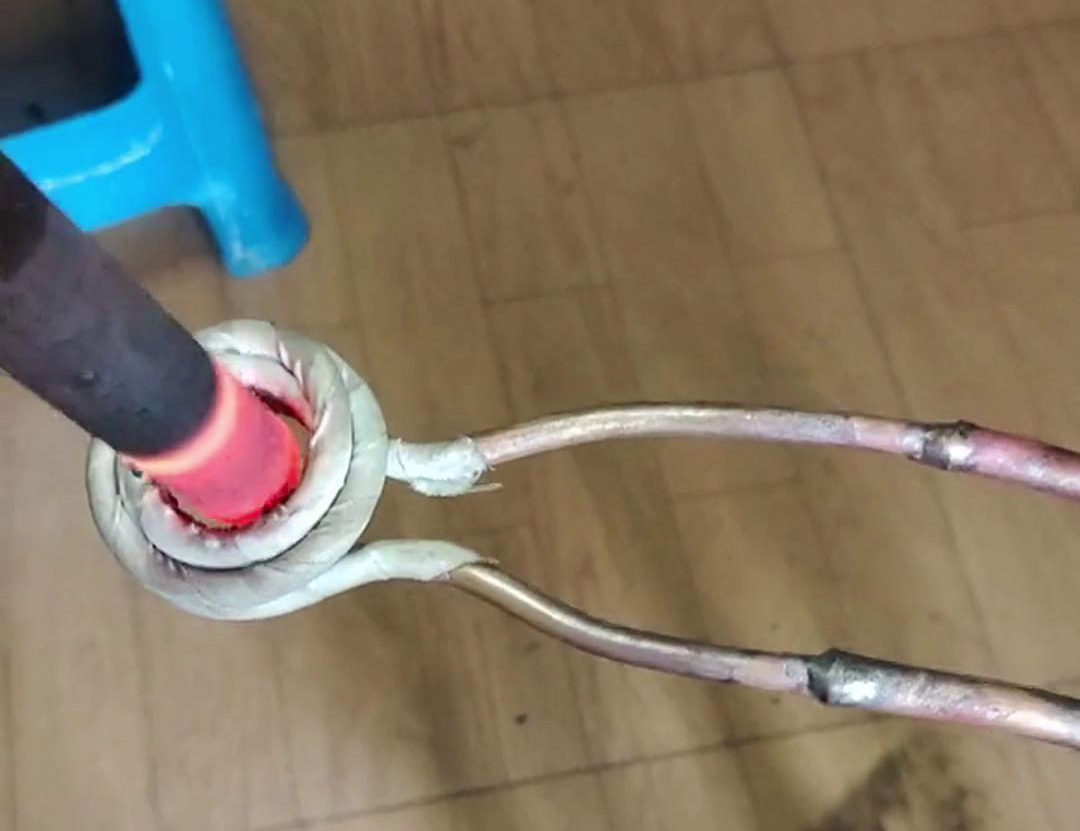 蓝鲸体育高清直播官网入口
配合软连接加热工件是一种高效且灵活的加热方式，