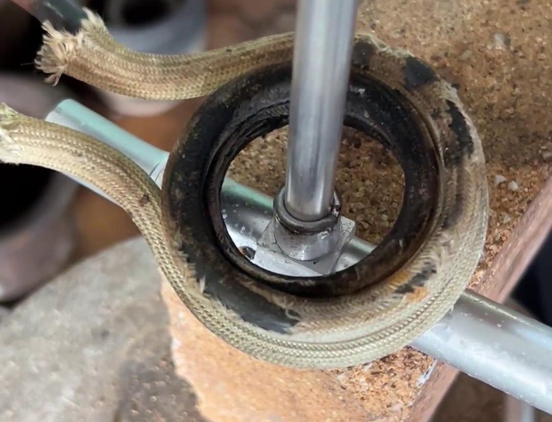 高频焊机操作简便，安全可靠，适用于大规模铝管焊接生产