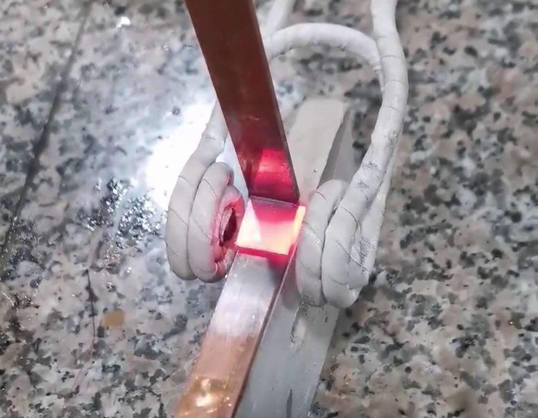 见证高频焊接的魅力，铜板与铜片瞬间融合，创造无限可能