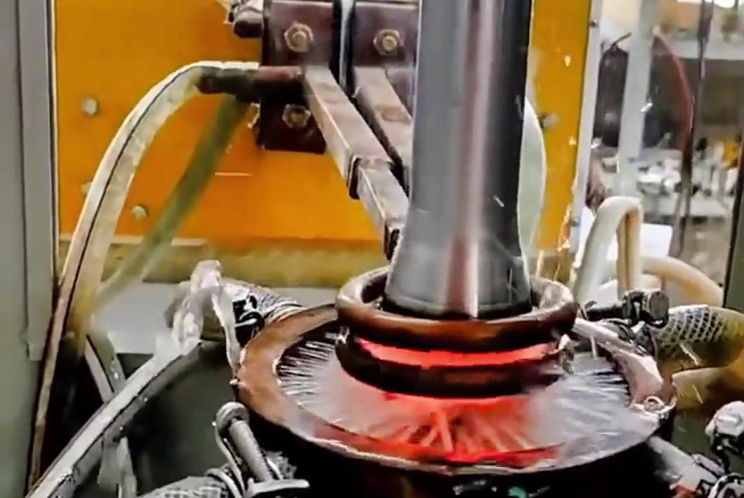 轴分段高频淬火调试是一个相对复杂且技术性强的过程,涉及对淬火设备、淬火工艺参数以及材料特性的精确控制和调整