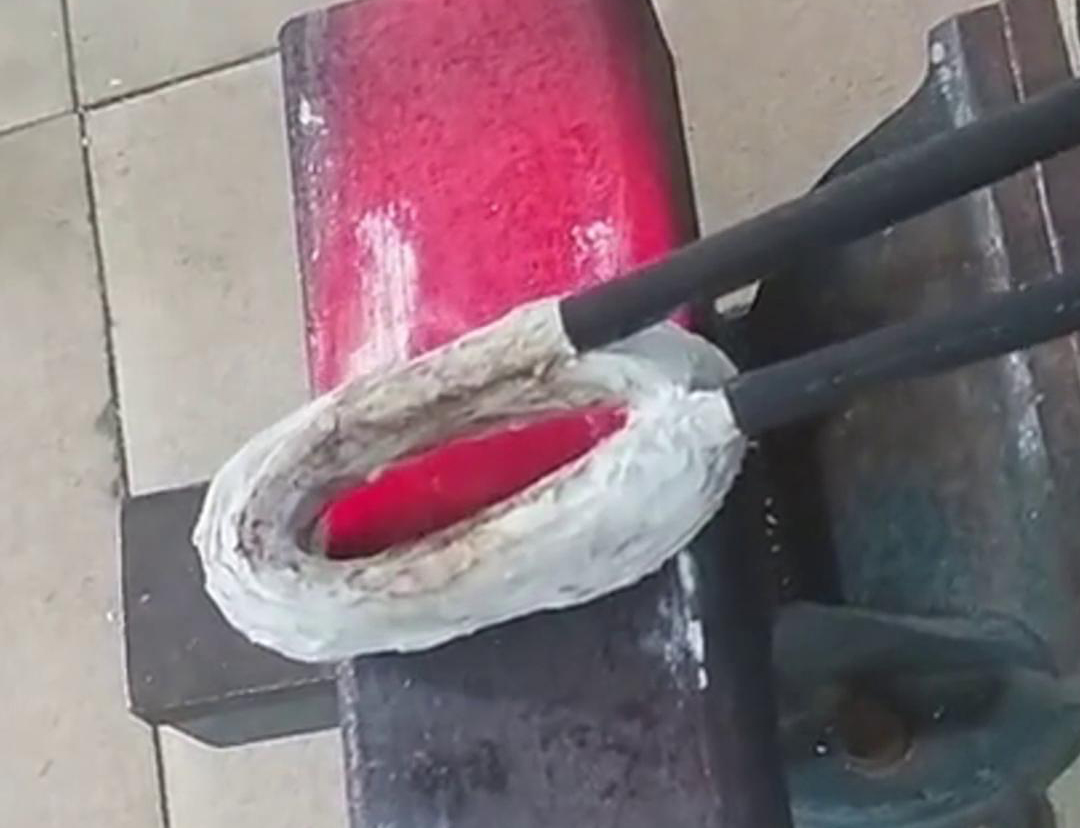 手持式蓝鲸体育高清直播官网入口
在方管加工中,它可以用来实现焊接预热、局部退火、弯曲软化等工艺需求