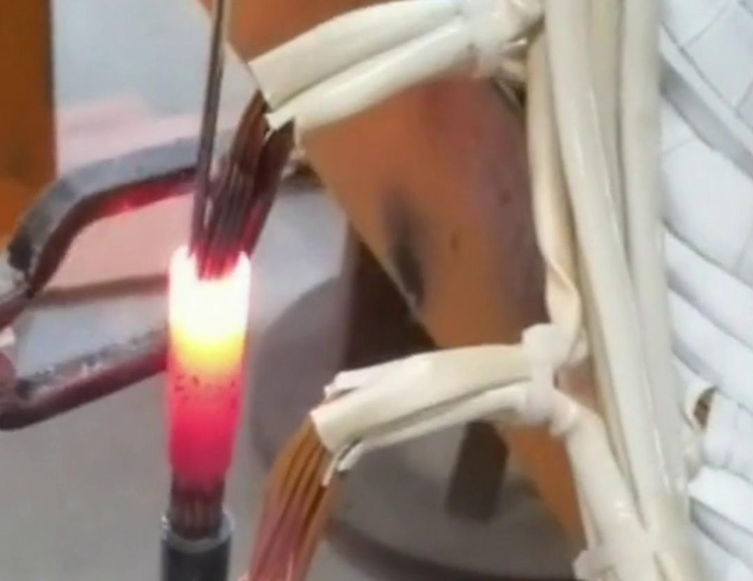 手持式高频焊机是一种高效、简单、环保的焊接设备，适用于各种金属材料的焊接任务