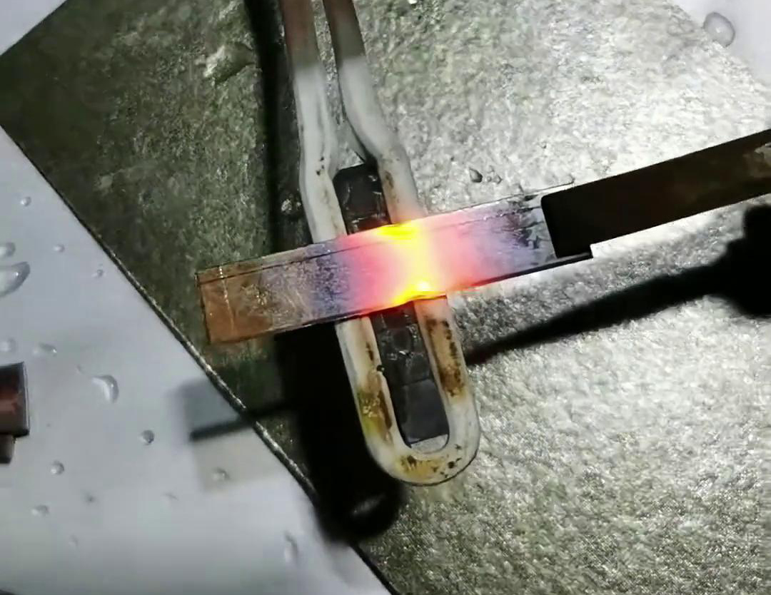 手持式平面加热设备的优势在于其高效、快速、灵活和安全