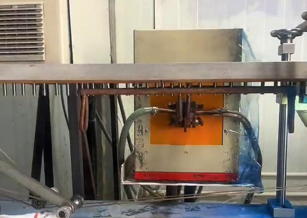 通过振动盘自动化上料到输送带，然后高频电源对要加热的工件进行局部加热，根据工艺要求直接经过容器 ，让其局部覆盖一层涂料