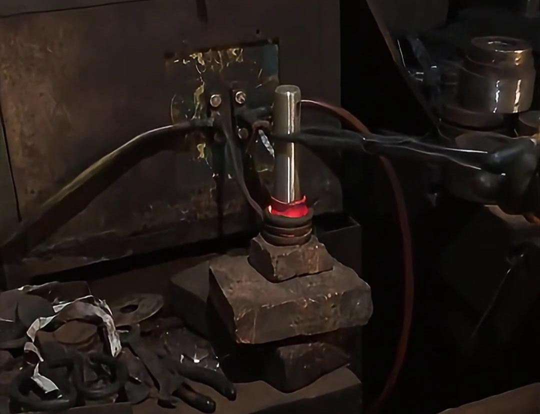 通过高频加热,插销材料可以被迅速加热到适当的温度,以便于进行后续的锻打操作