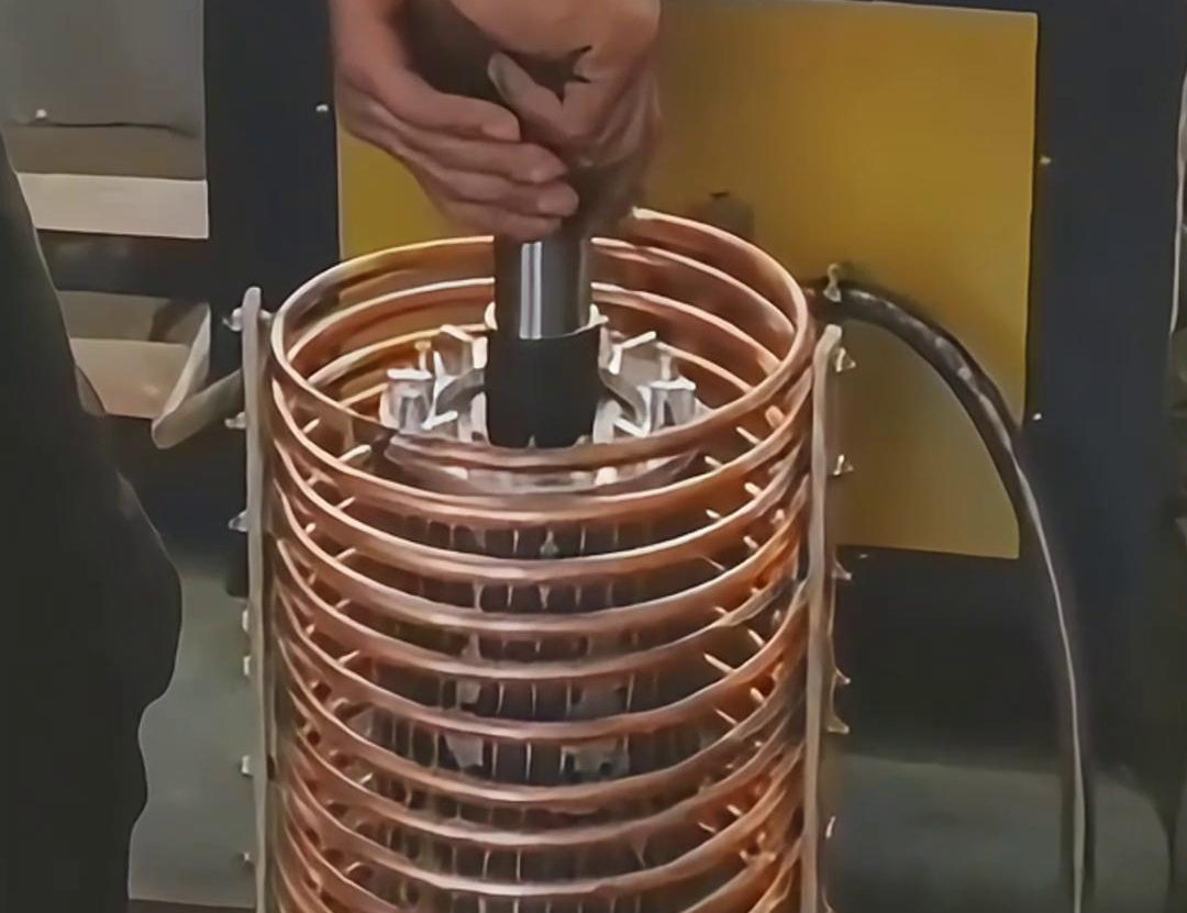 利用高频电源控制电流对转子进行快速加热，使其膨胀，然后将其装配到定子中