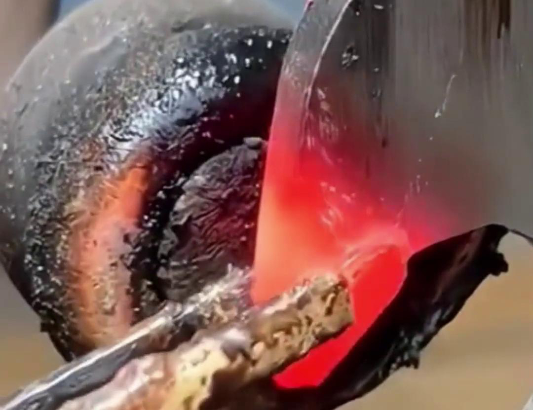 钨钢合金和其他金属焊接在一起，一般采用铜焊，利用蓝鲸体育高清直播官网入口简单高效就可以达到，热装热拆都适合