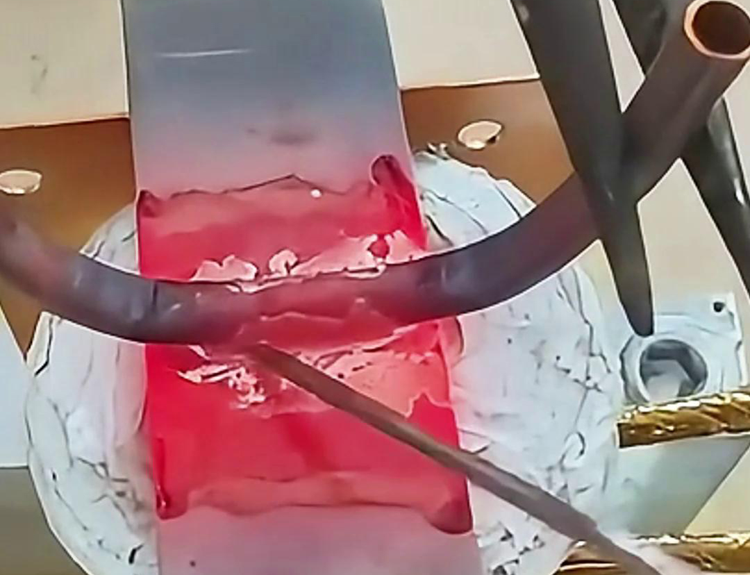 手持式高频机利用高频电流在工件中产生涡流,从而使铜件局部快速加热至熔化状态完成焊接