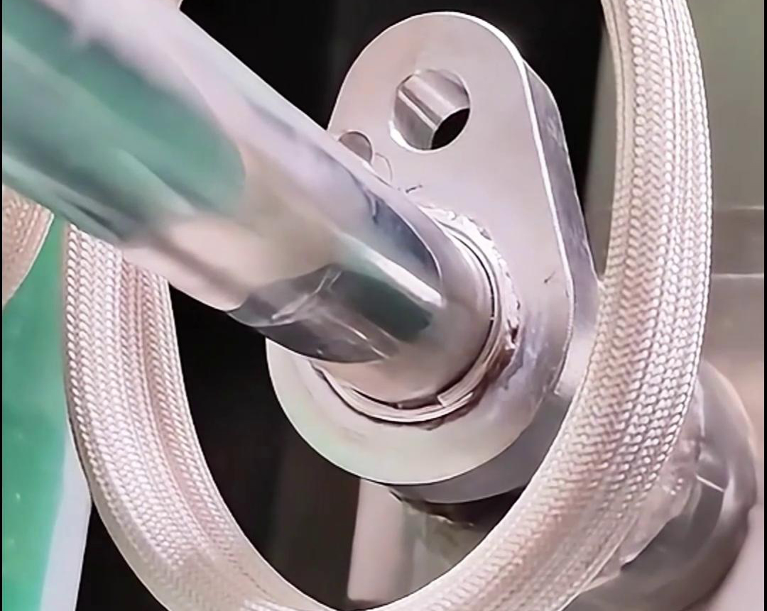 铝件铝管高频焊接具有焊接速度快、焊缝美观、生产效率高等优点