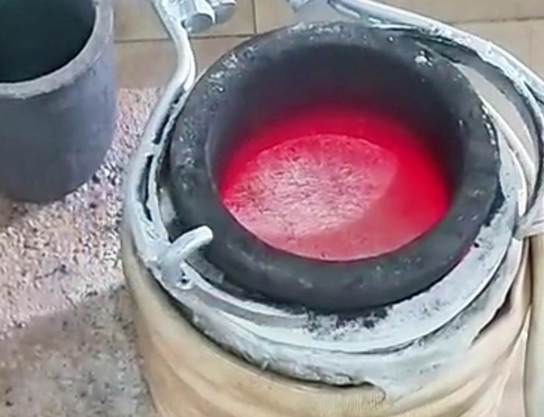 10公斤小型熔铝炉采用中频感应加热电源是一种高效、环保、实用的熔炼方案,能够满足铝材加工、铸造等领域的生产需求。